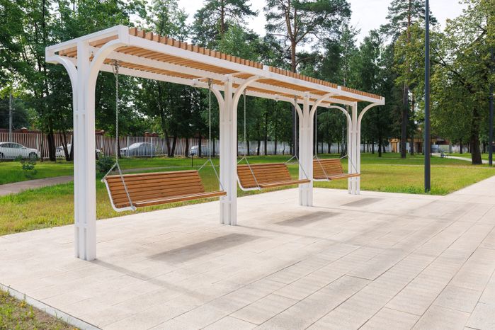 Качели в Летнем парке поселка Малаховка округа Люберцы после благоустройства