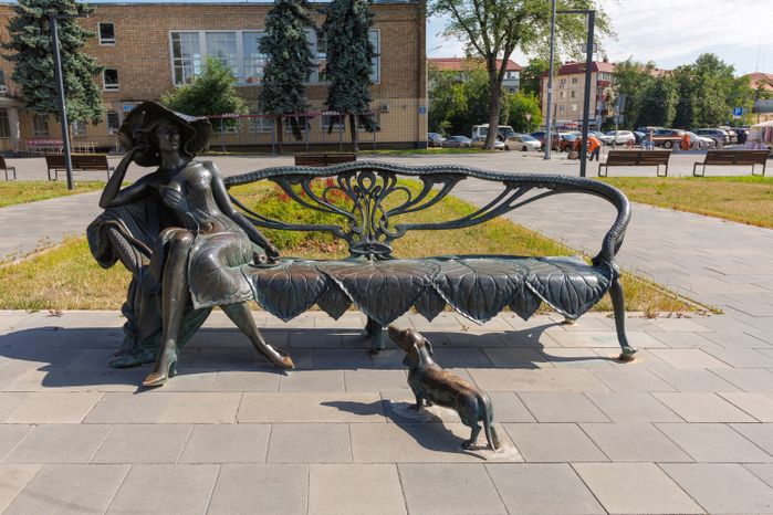Жанровая скульптура «Незнакомка» на улице Михалевича в Раменском