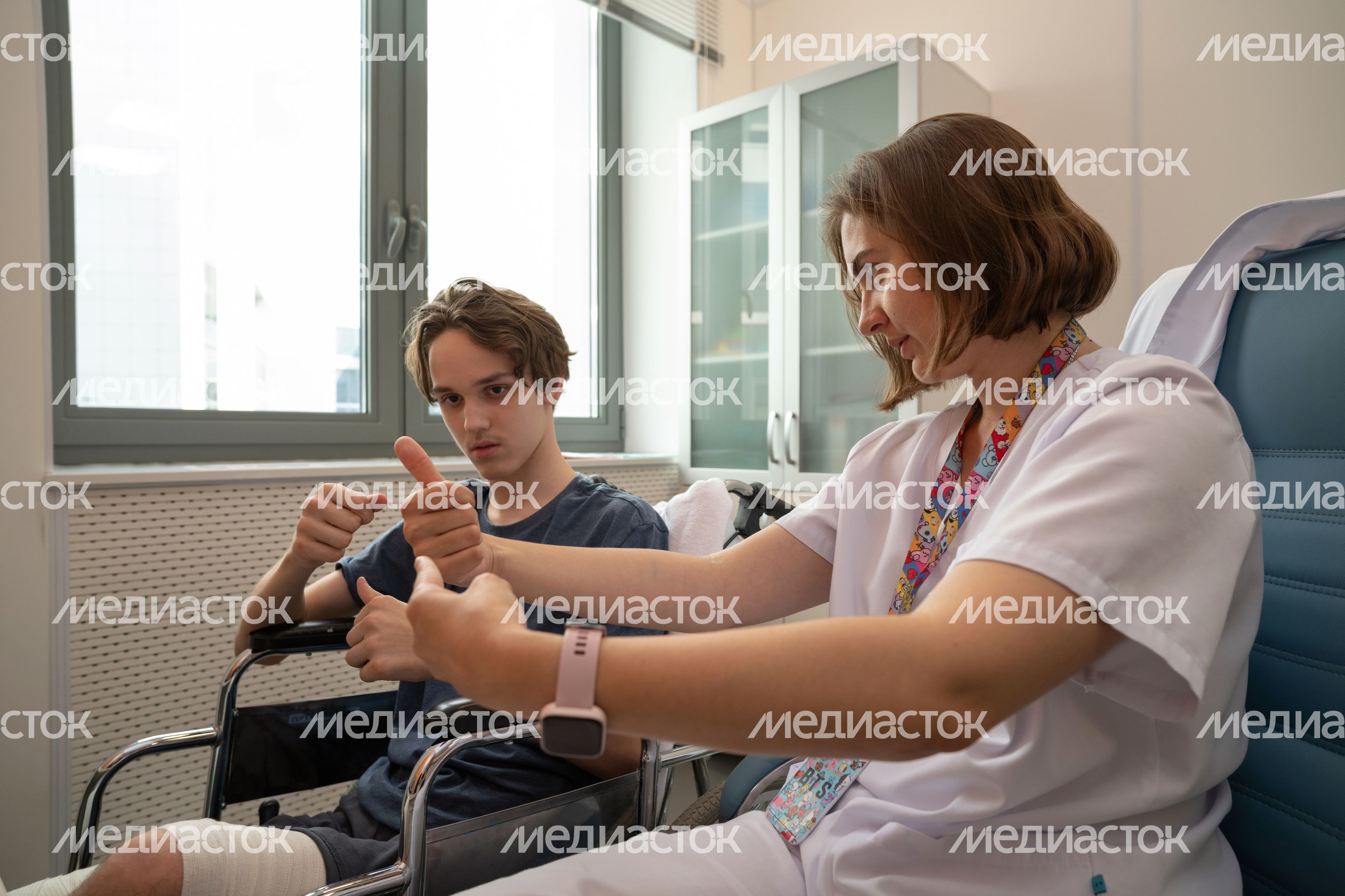 Ребенок занимается с психологом в отделении реабилитации Детского клинического центра им. Л.М. Рошаля Ребенок занимается с психологом в отделении реабилитации Детского клинического центра им. Л.М. Рошаля