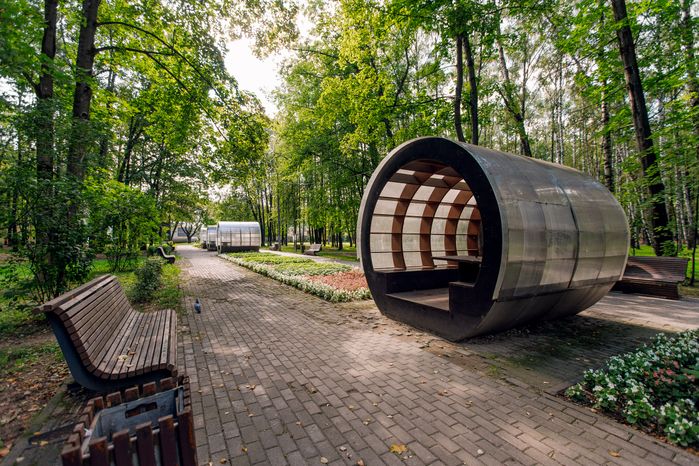 Закрытые от непогоды лавочки в Центральном городском парке им. М.И. Калинина в Королеве летом