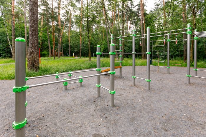 Спортивная площадка с турниками в лесопарке «Волкуша» в Лыткарино