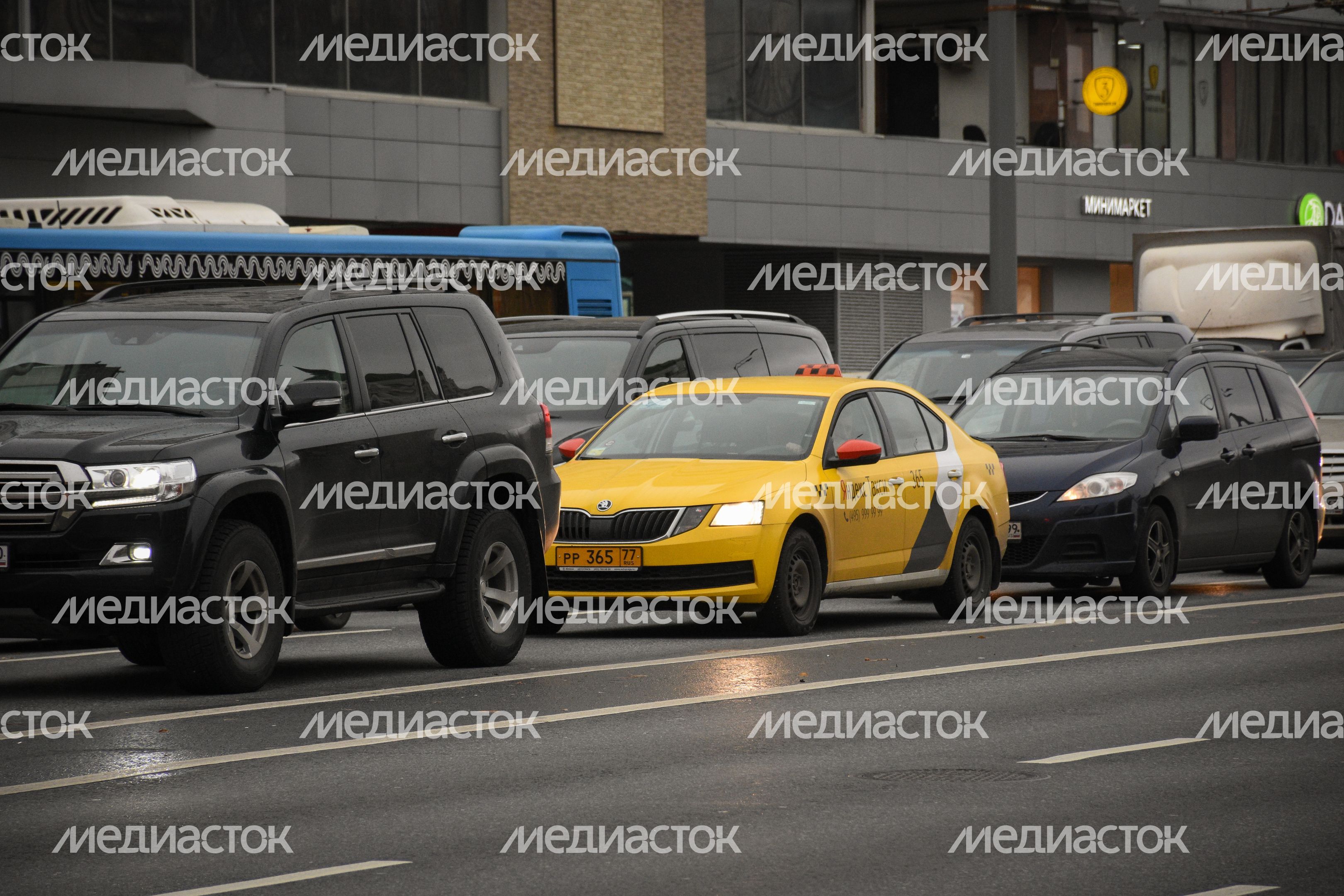 Повседневная жизнь города в Москве осенью