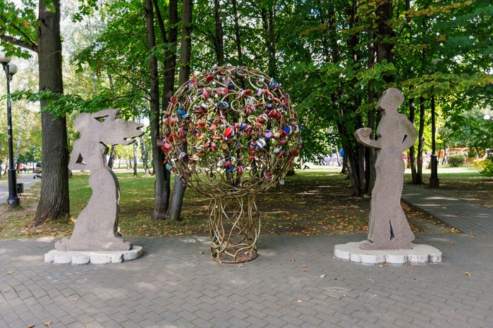 Жанровая скульптура «Влюбленные» в Центральном парке культуры и отдыха в Лыткарино летом