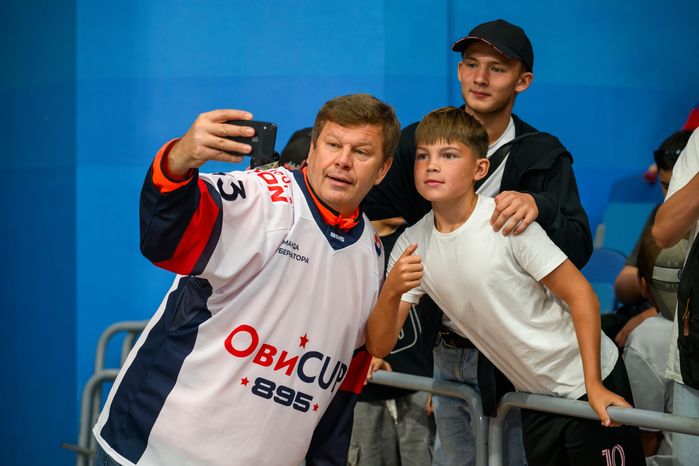Спортивный комментатор Дмитрий Губерниев с болельщиками на Кубке Александра Овечкина в Мытищах