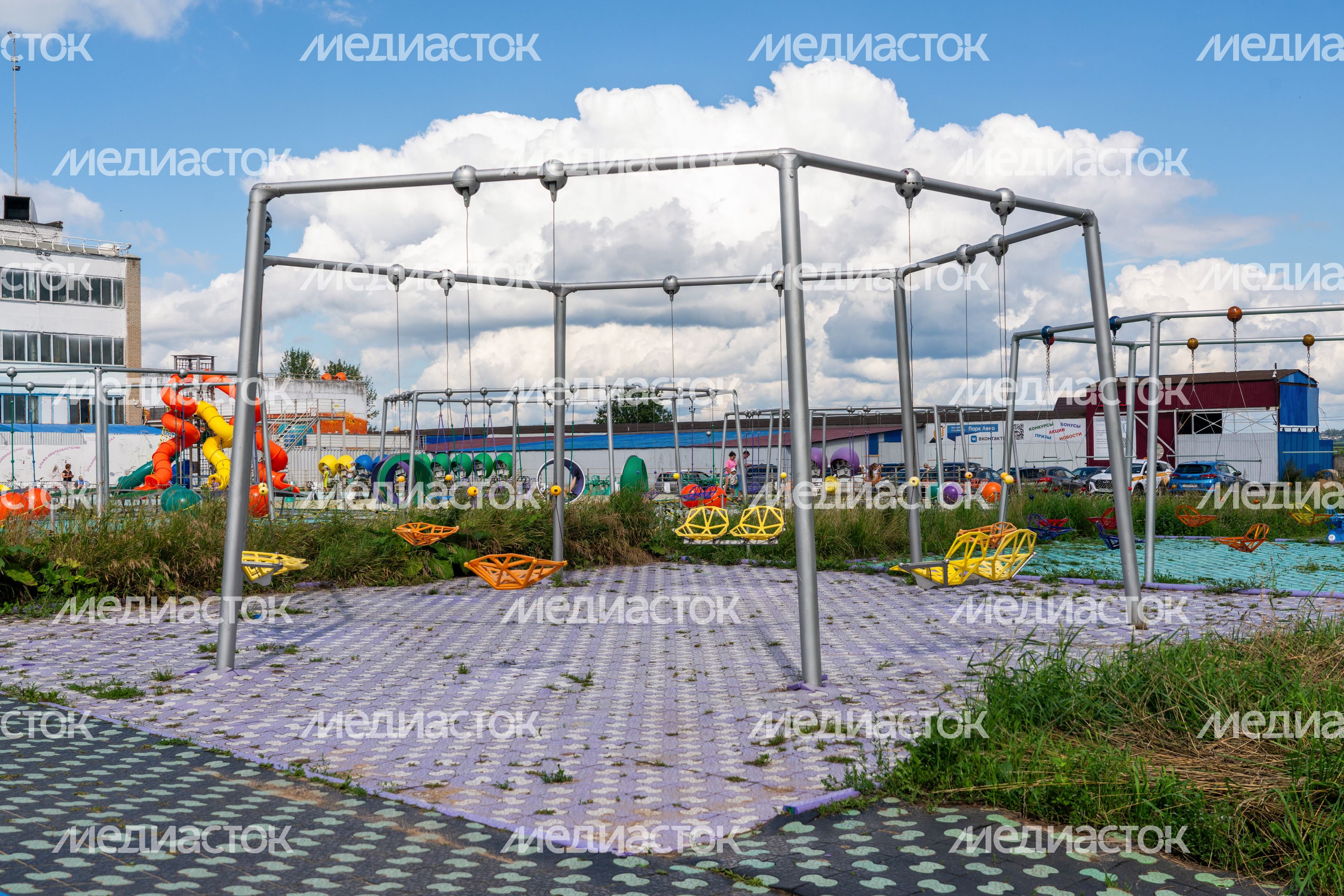 Качели в парке «Леко» в селе Синьково Дмитровского округа