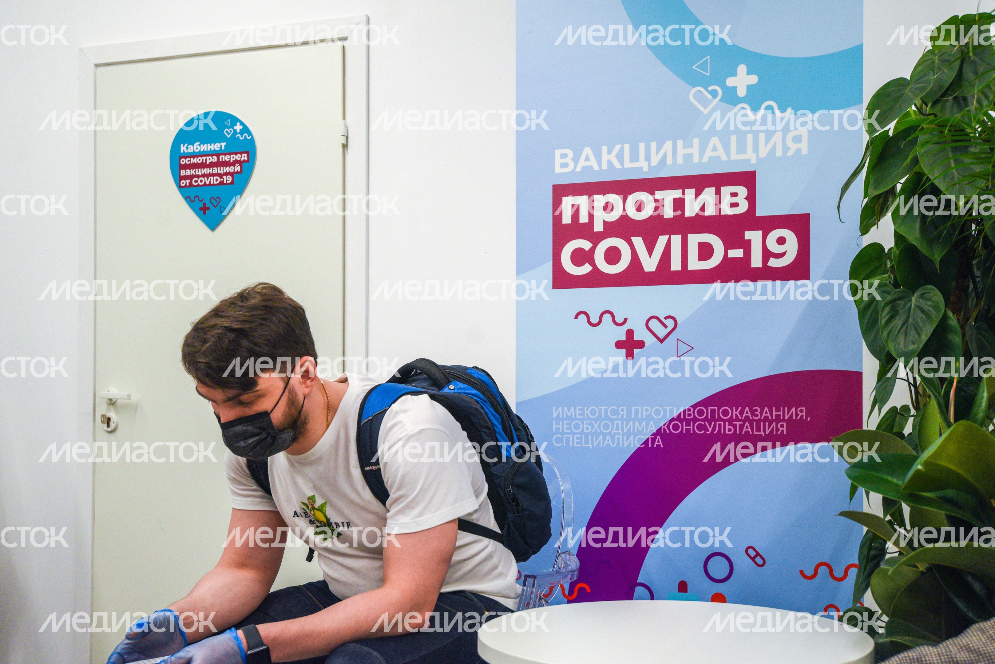 Выездной пункт вакцинации от коронавируса в ГУМе