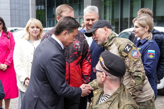 Андрей Воробьев и Рахим Азимов вручили ключи от автомобилей ветеранам СВО и семьям погибших героев