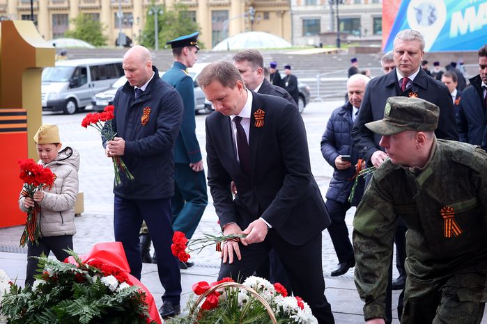 Возложение губернатором венка к Могиле Неизвестного Солдата