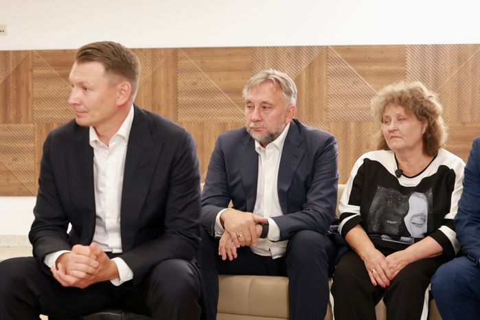 Сенатор А. Двойных и депутат Мособлдумы О. Жолобов на встрече с жителями Домодедово