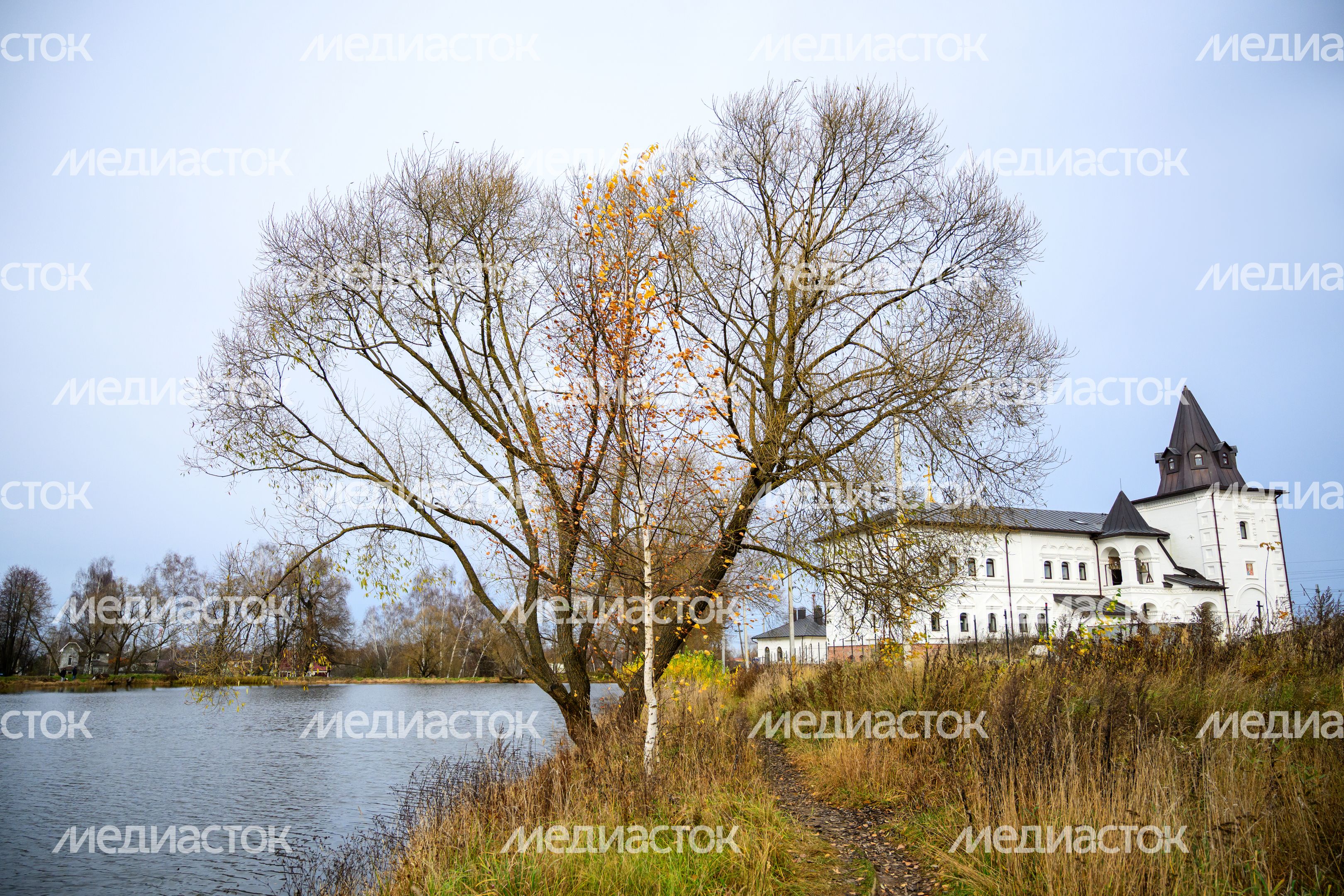 Церковь Иоанна Кронштадтского в микрорайоне Белые Столбы города Домодедово осенью