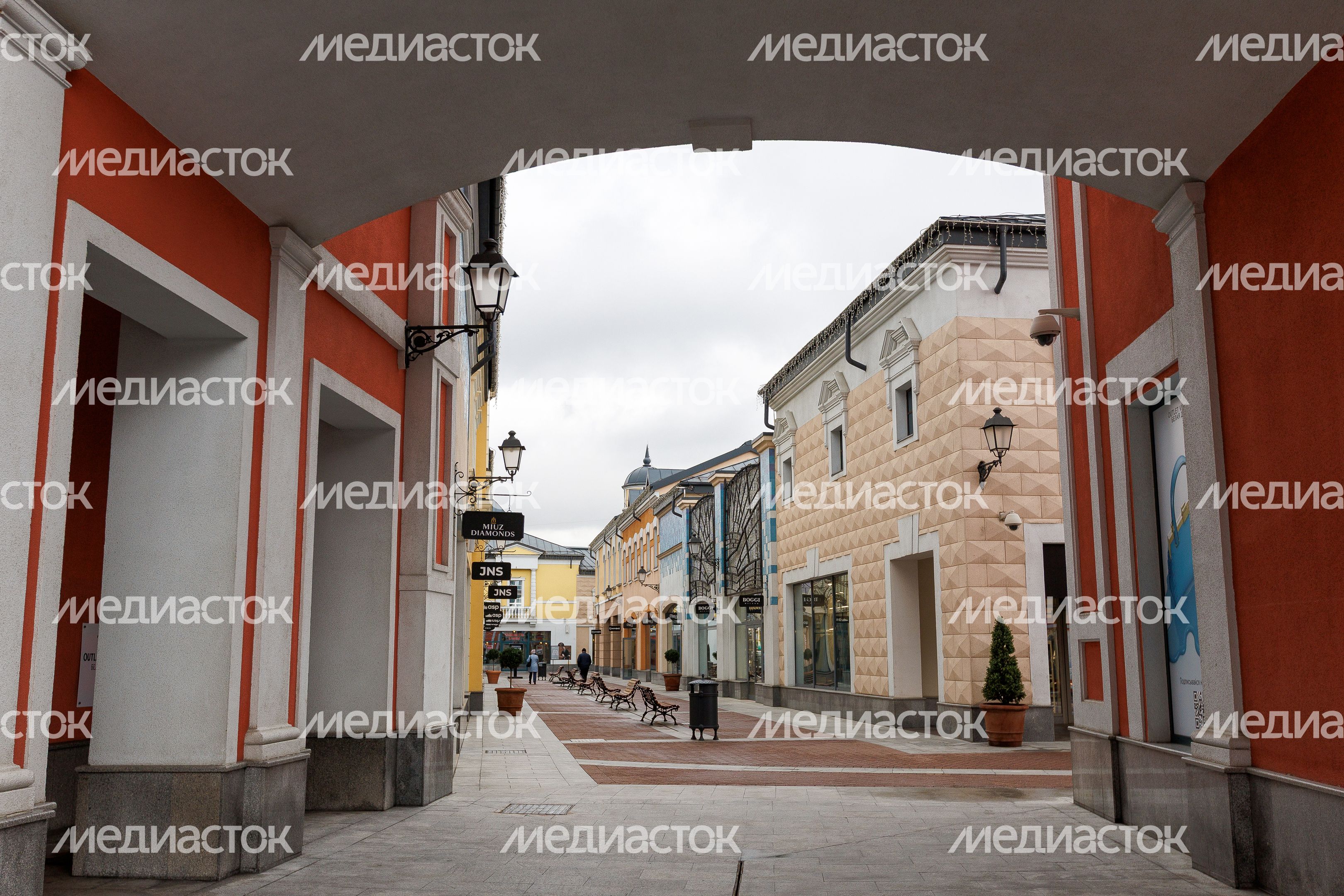 Торговый центр «Outlet Village Белая Дача» в Котельниках осенью Торговый центр «Outlet Village Белая Дача» в Котельниках осенью