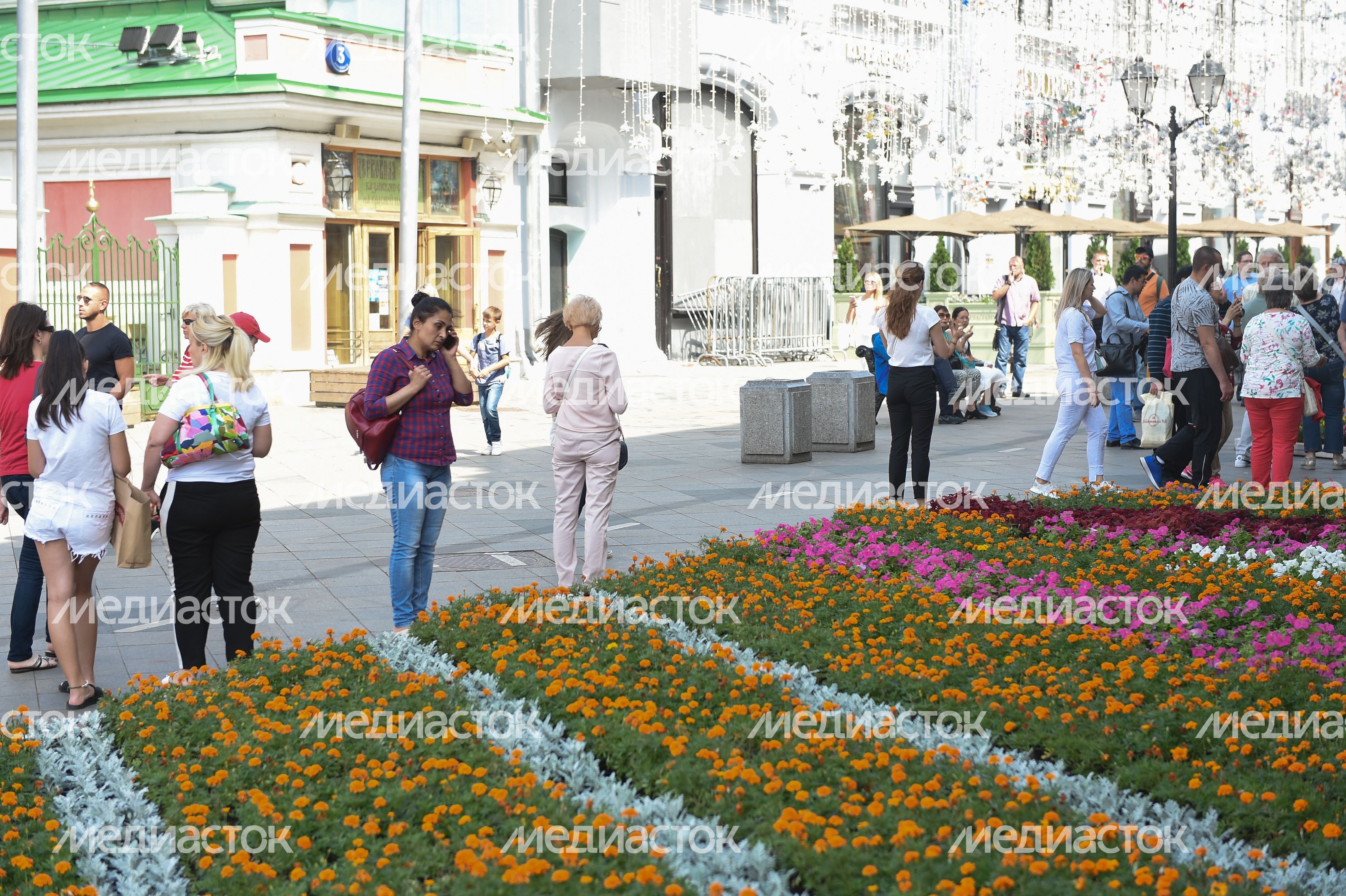 Юбилейный фестиваль цветов в ГУМе в Москве