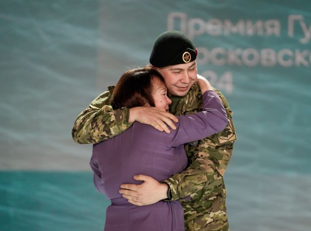 Матери бойцов СВО встретились с сыновьями на церемонии вручения премии "Мы рядом. Доброе дело"