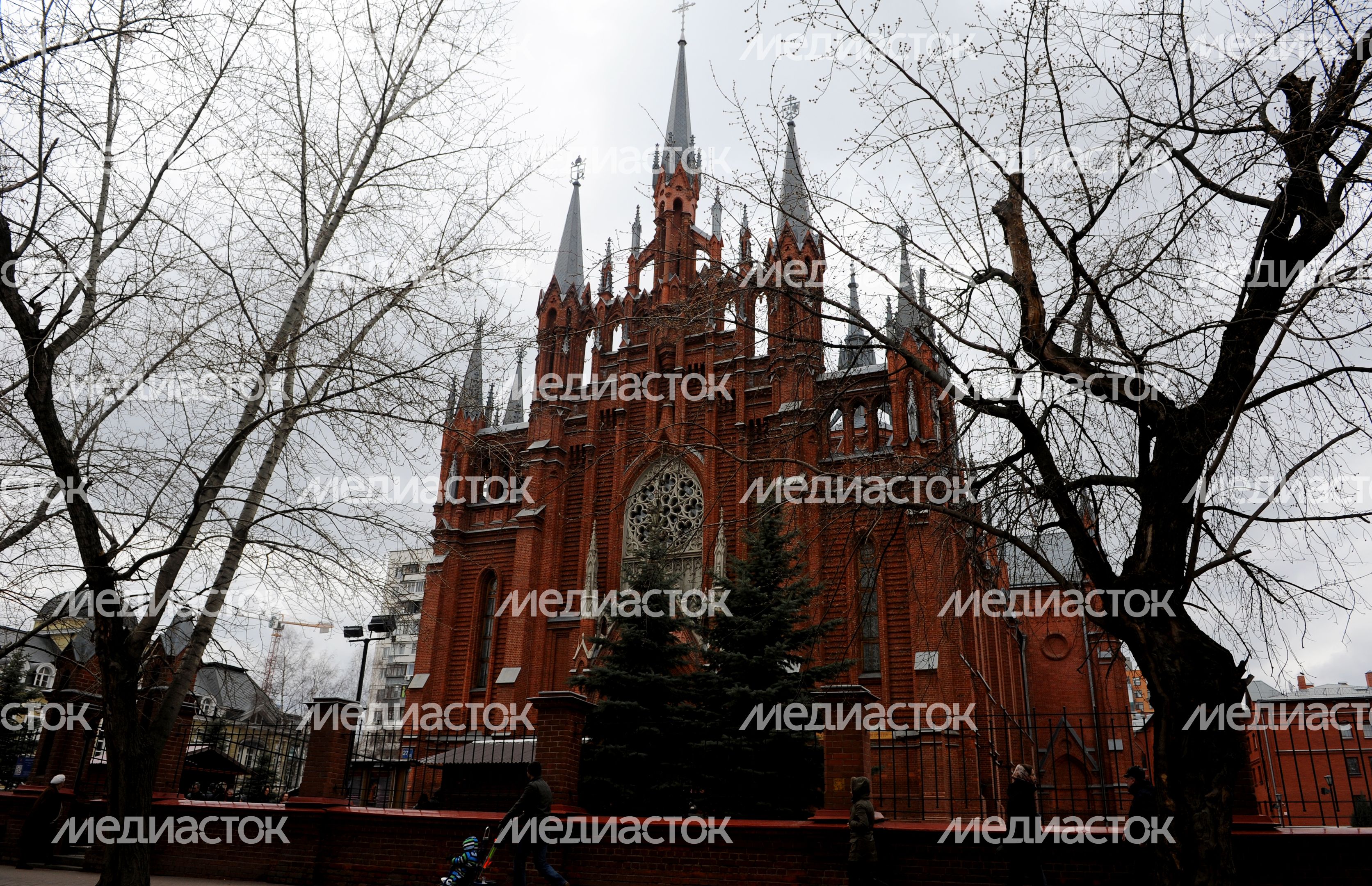 Празднование католической Пасхи в кафедральном соборе в Москве