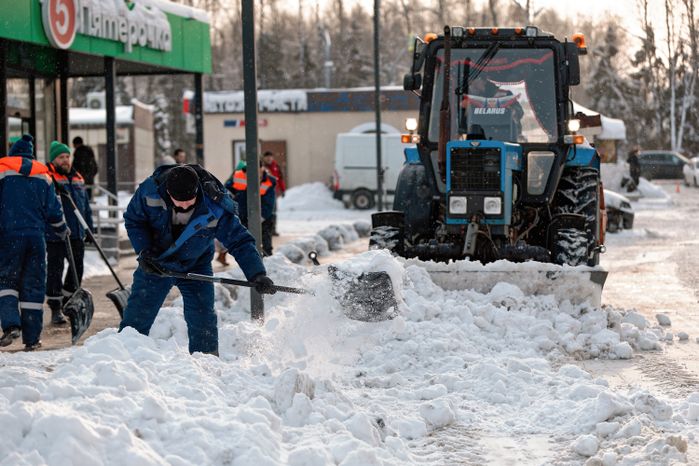 Уборка снега в поселке Большие Вяземы Одинцовского округа