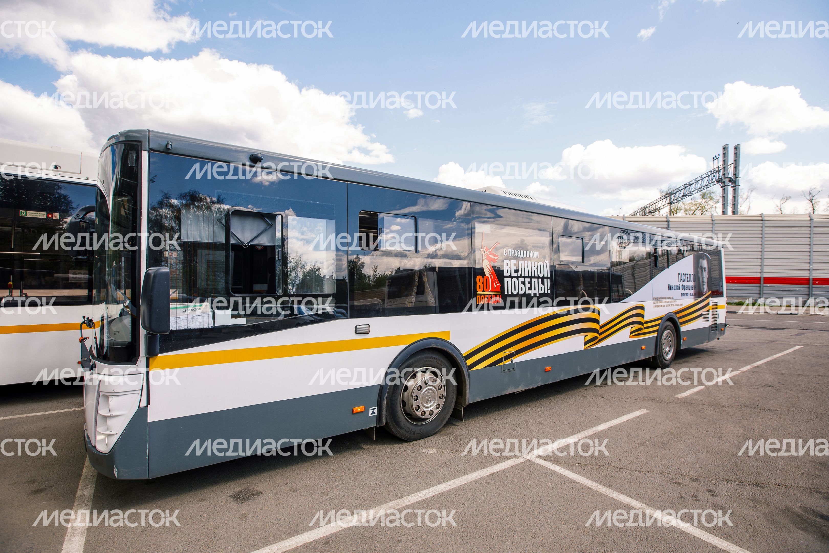 Брендированный автобус к 80-летию Победы в Великой Отечественной войне в Подмосковье