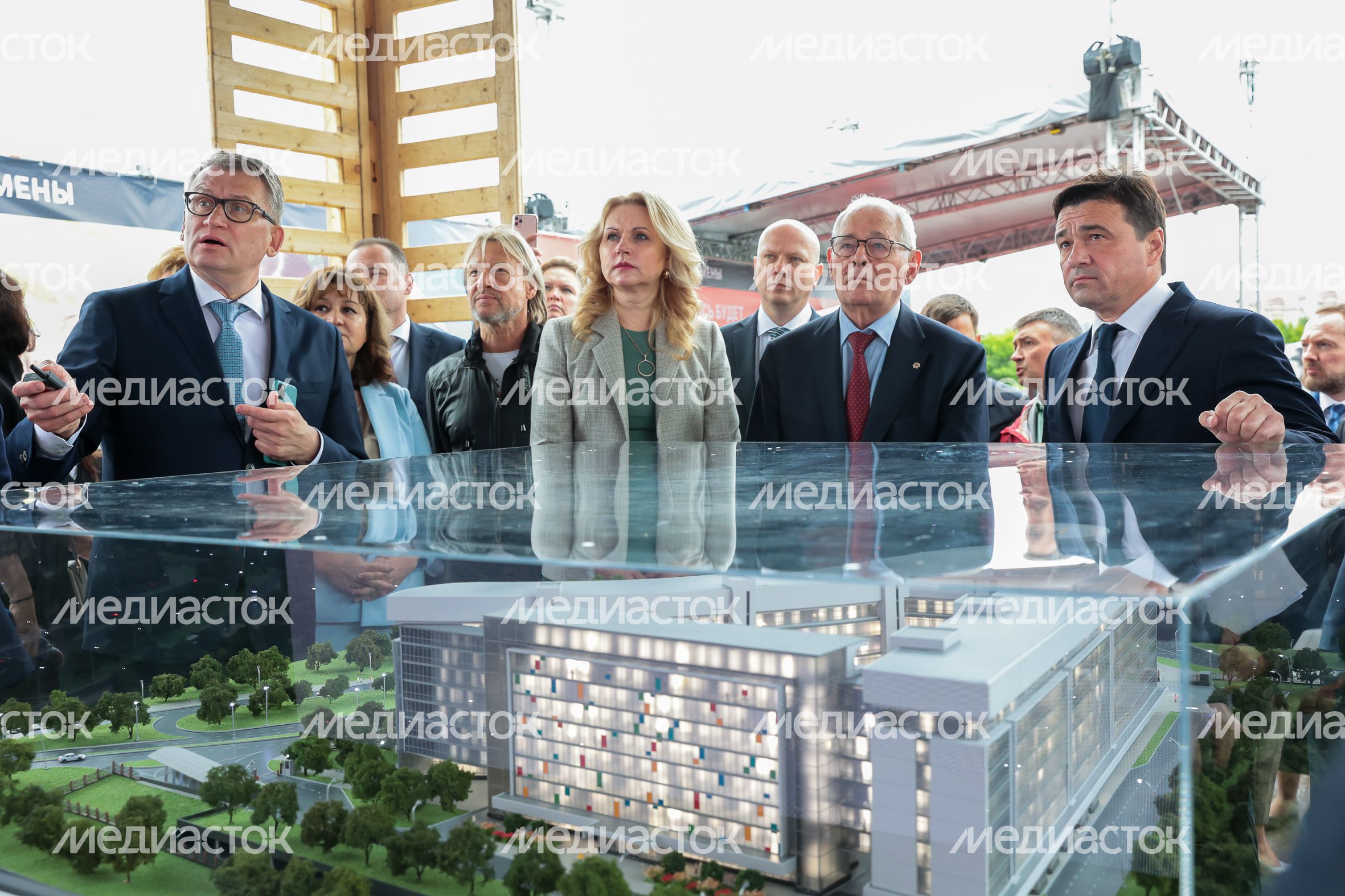 Закладка камня в основание многопрофильного детского центра «Московская областная детская больница» в Красногорске