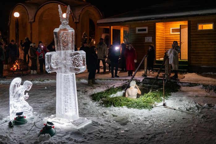 Крещенские купания в Михайло-Архангельском храме деревни Бушарино округа Звенигород