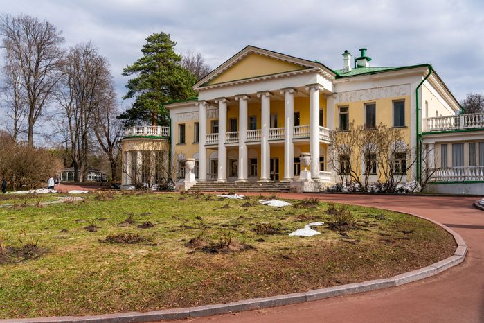 Главный дом усадьбы Горки Ленинские весной