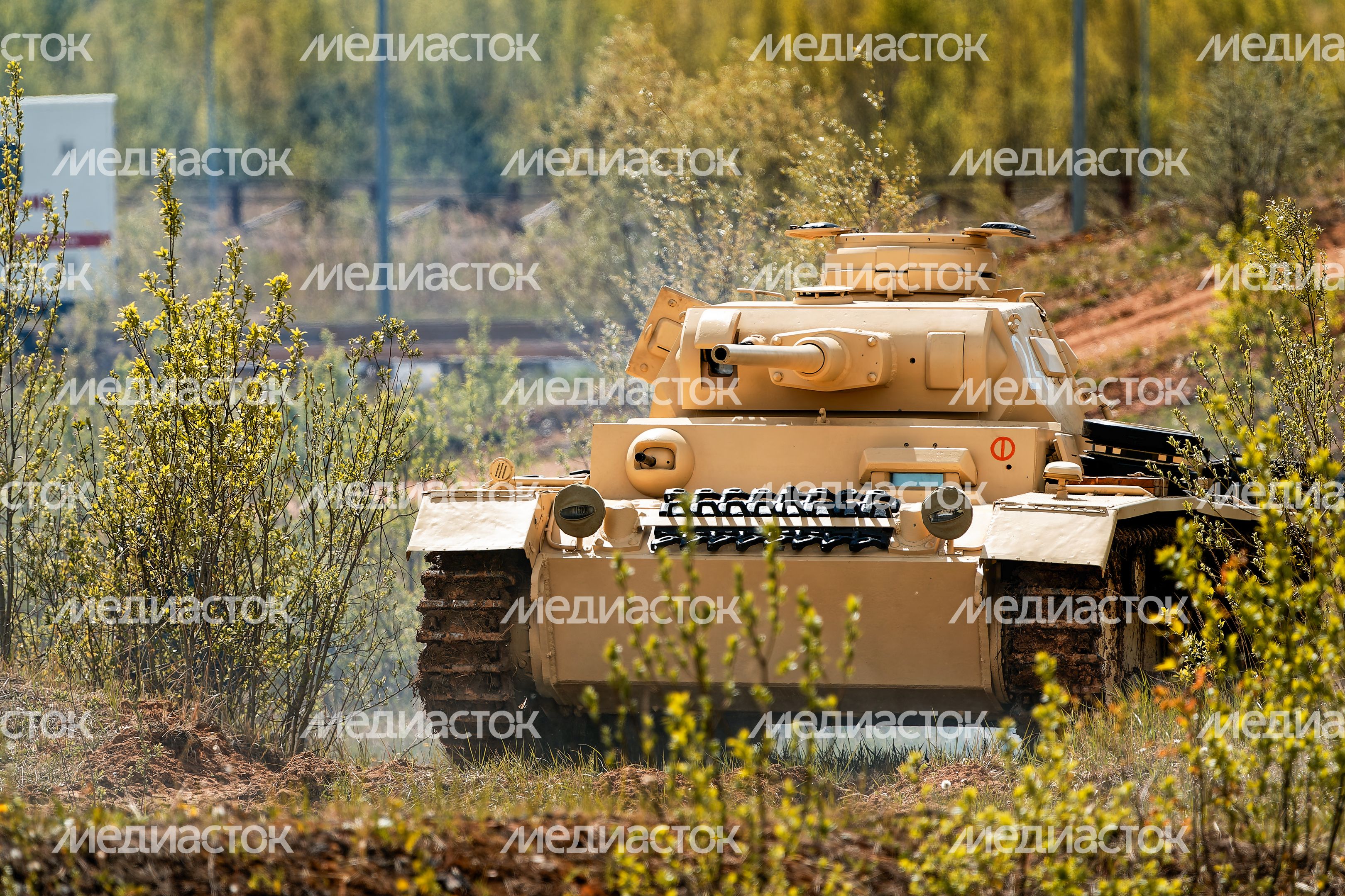 Военно-историческая реконструкция боя Великой Отечественной войны с техникой и авиацией в парке «Патриот» Одинцовского округа Военно-историческая реконструкция боя Великой Отечественной войны с техникой и авиацией в парке «Патриот» Одинцовского округа