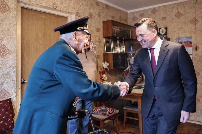 Губернатор присвоил знание Почетного гражданина ветерану Великой Отечественной войны Александру Золотову