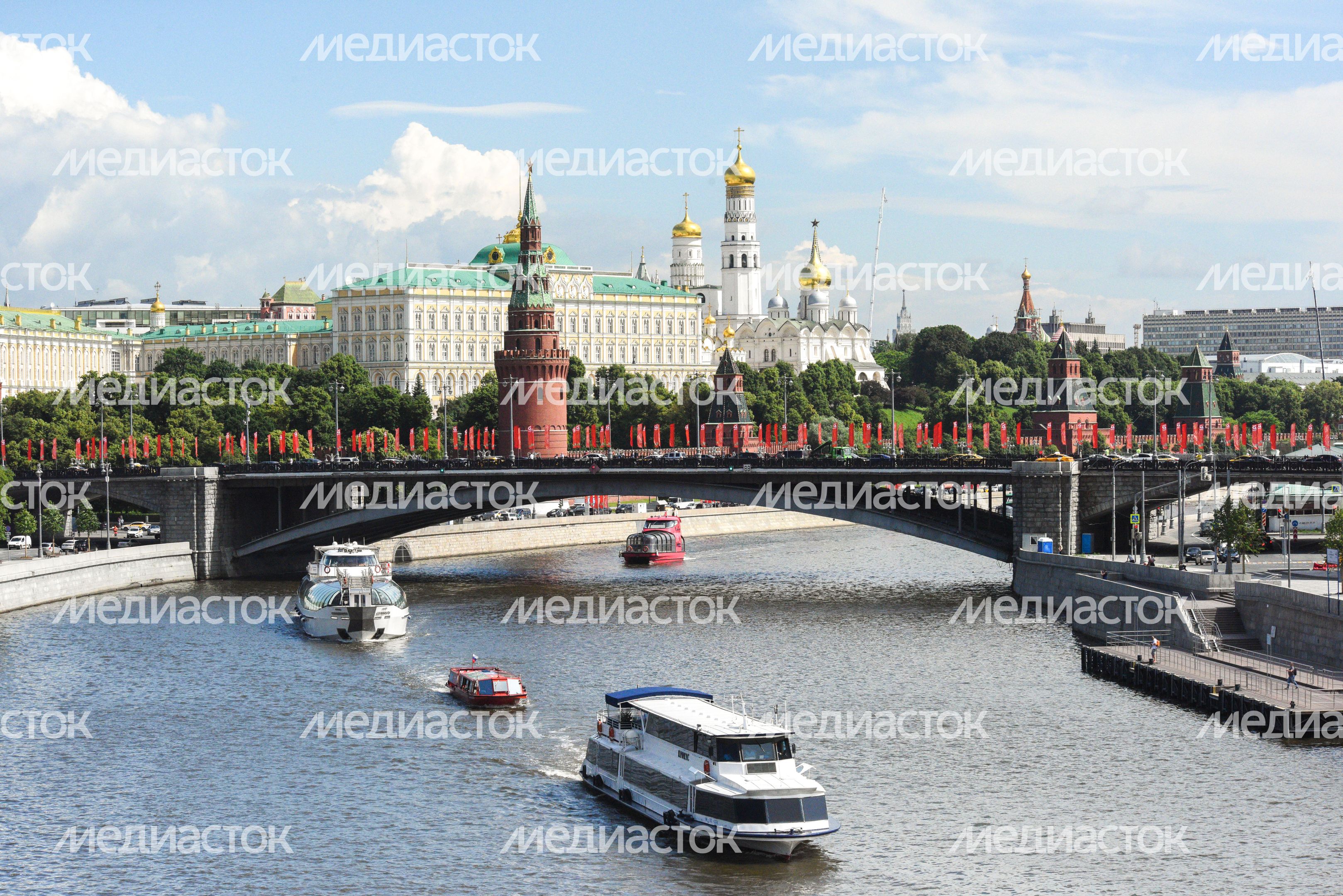 Речной парад в честь старта пассажирской навигации по Москве-реке