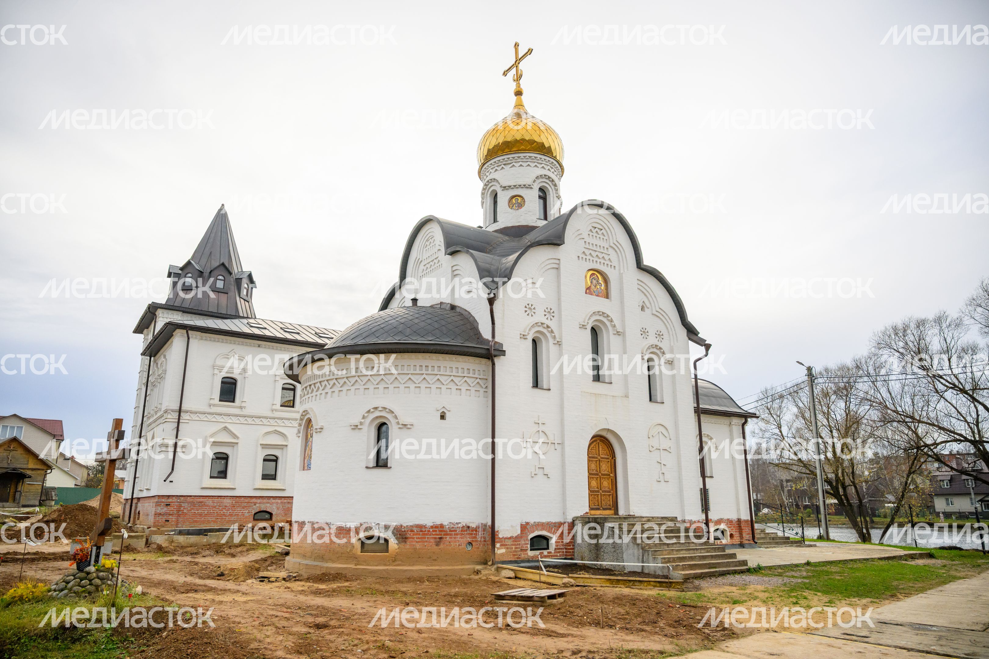 Церковь Иоанна Кронштадтского в микрорайоне Белые Столбы города Домодедово осенью Церковь Иоанна Кронштадтского в микрорайоне Белые Столбы города Домодедово осенью