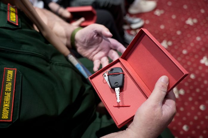 Ветеранам СВО и семьям погибших Героев вручили ключи от автомобилей
