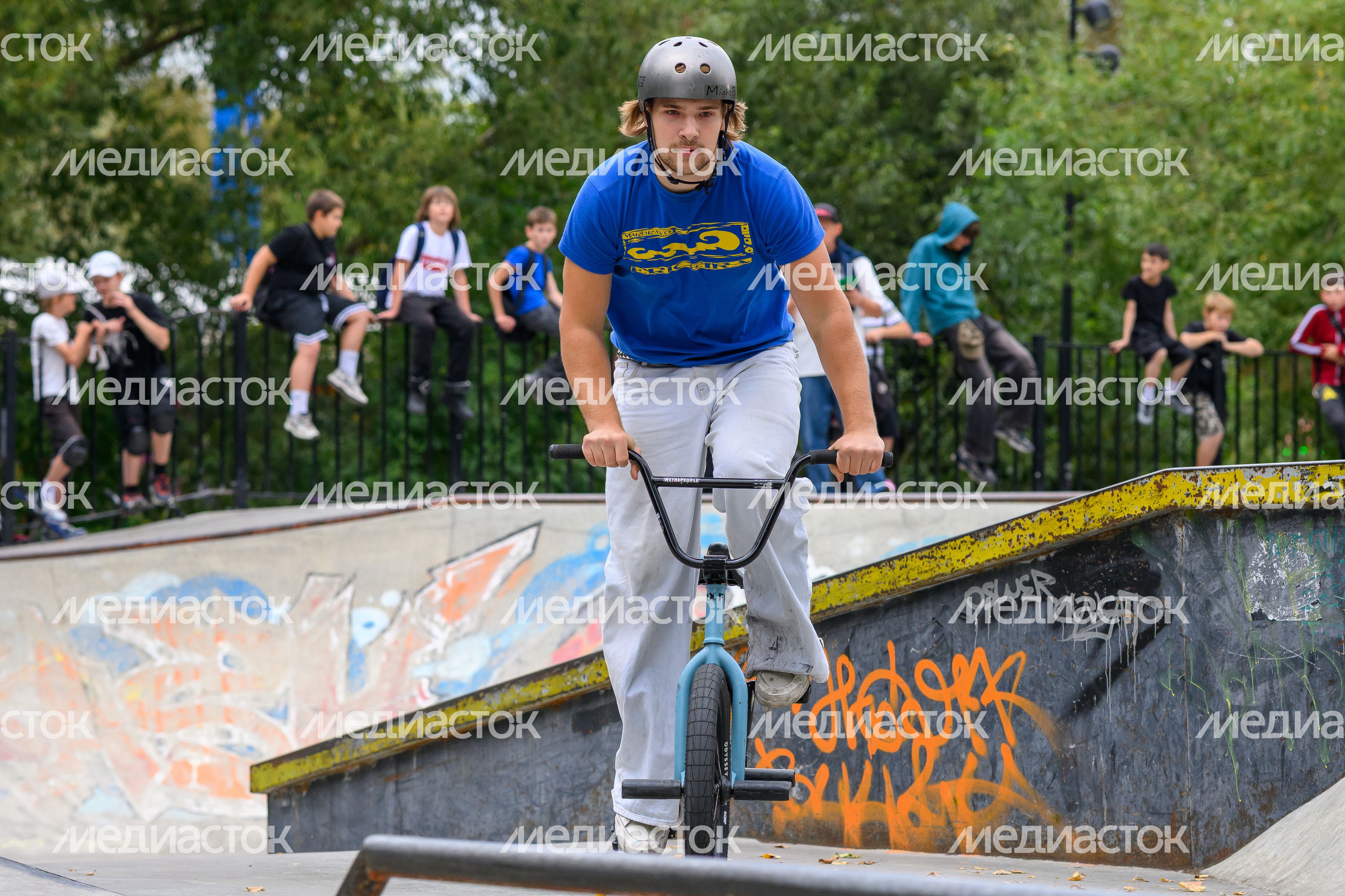 Соревнования в дисциплине велосипедный мотокросс (BMX) на фестивале уличной культуры в парке Мира города Мытищи Соревнования в дисциплине велосипедный мотокросс (BMX) на фестивале уличной культуры в парке Мира города Мытищи