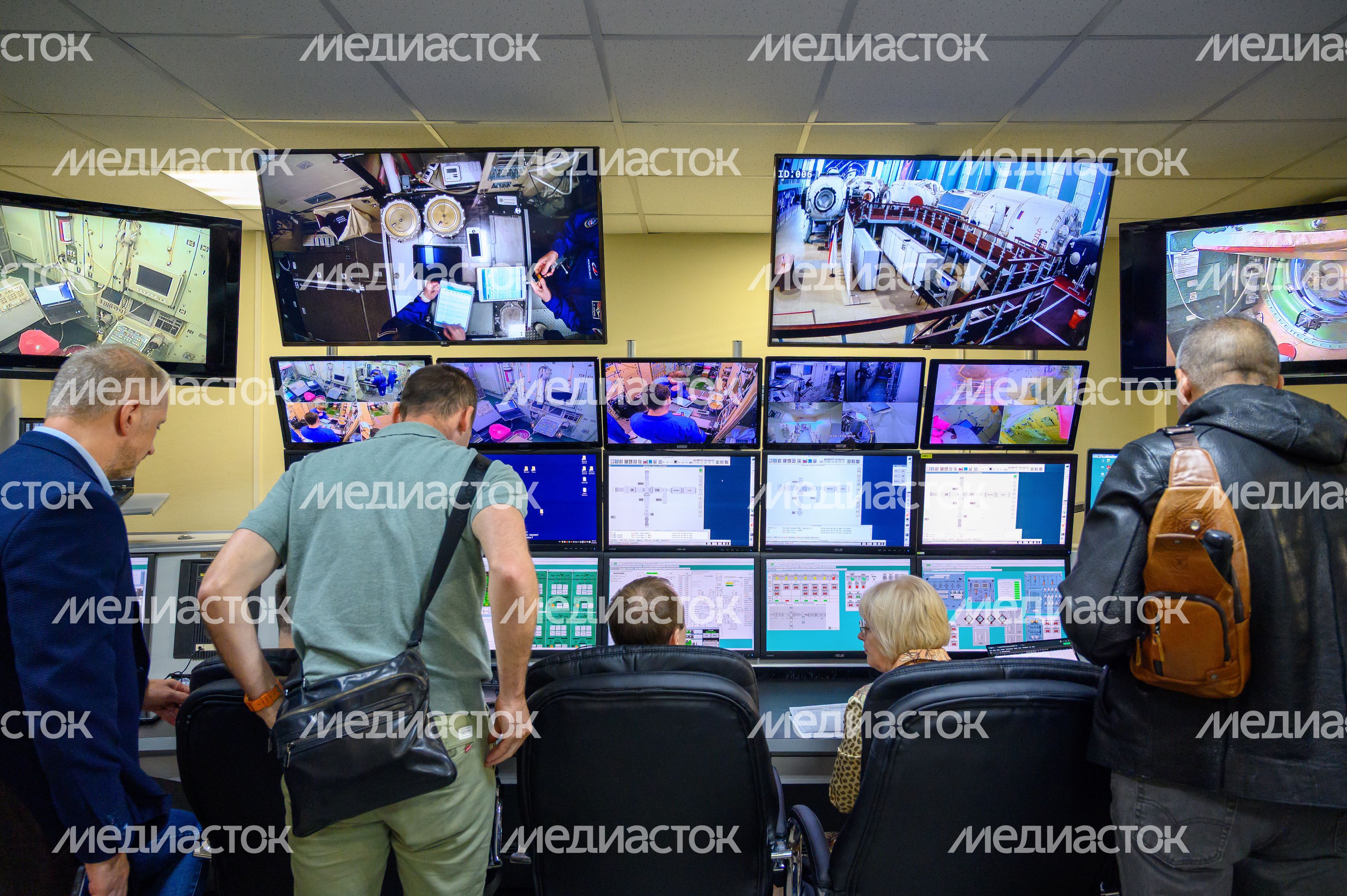 Комиссия наблюдает за экипажем космонавтов МКС-75 на комплексной тренировке в Звездном городке