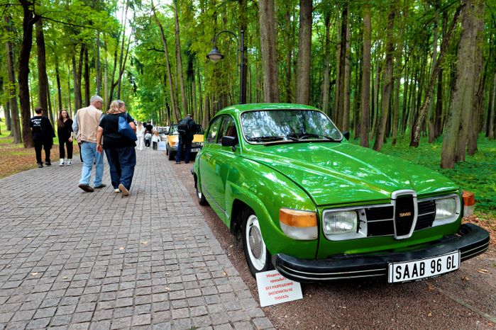 Ретроавтомобили и суперкары на автофестивале «Автовыходные в Архангельском» в округе Красногорск