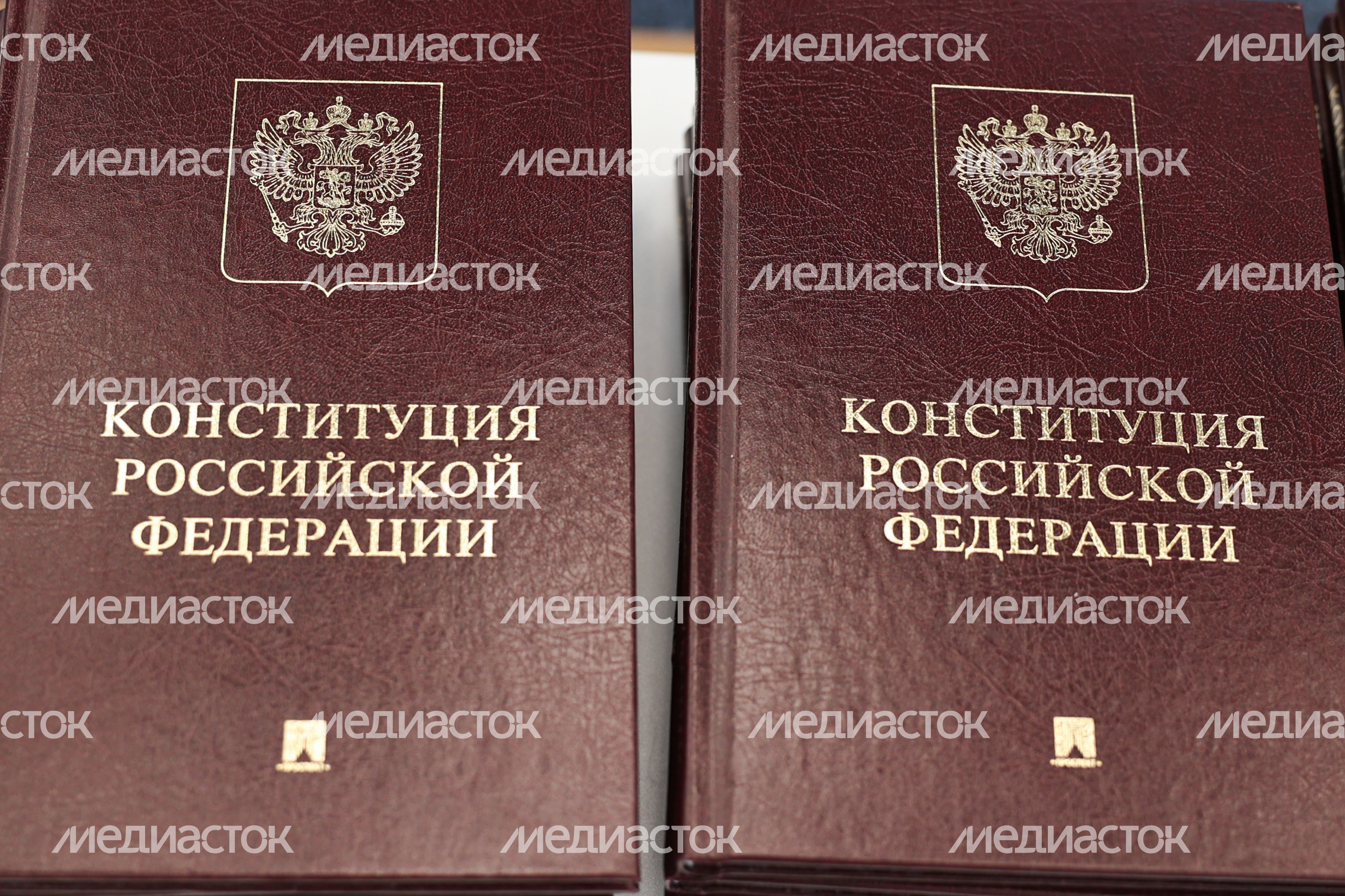 Андрей Воробьев вручил паспорта юным жителям Подмосковья Андрей Воробьев вручил паспорта юным жителям Подмосковья