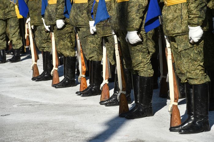 Подготовка военнослужащих отдельного комендантского Преображенского полка к военному параду на Красной площади