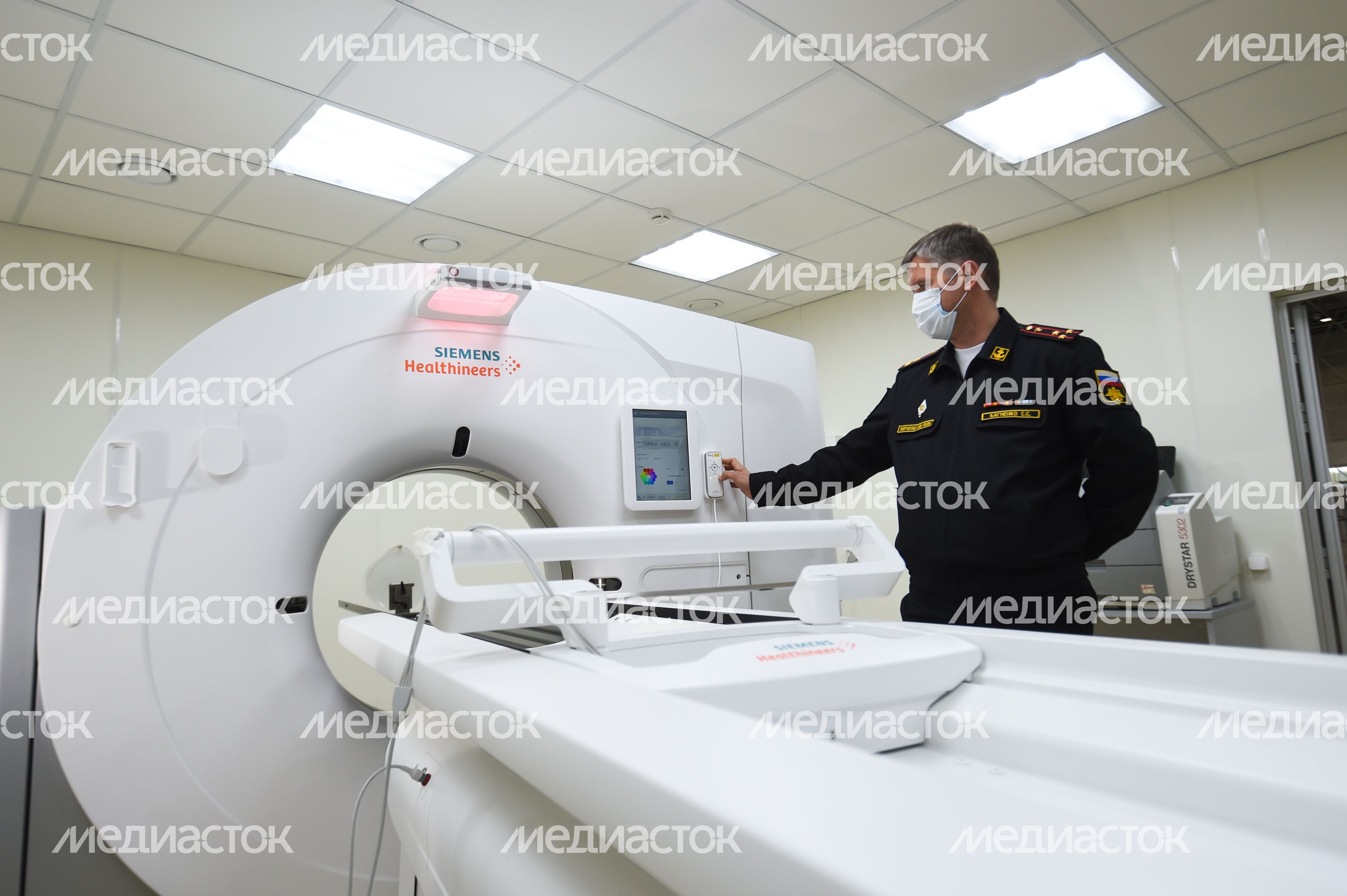 Медицинский центр для больных с коронавирусом, организованный в павильонах Конгрессно-выставочного центра в Кубинке