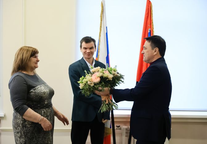 Вручение Губернатором Ордена Мужества добровольцу из Подольска