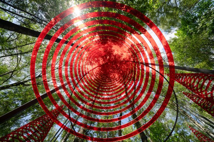 Арт-объект в виде конусов из оргстекла «Хоровод» художницы Аллы Урбан в парке Малевича