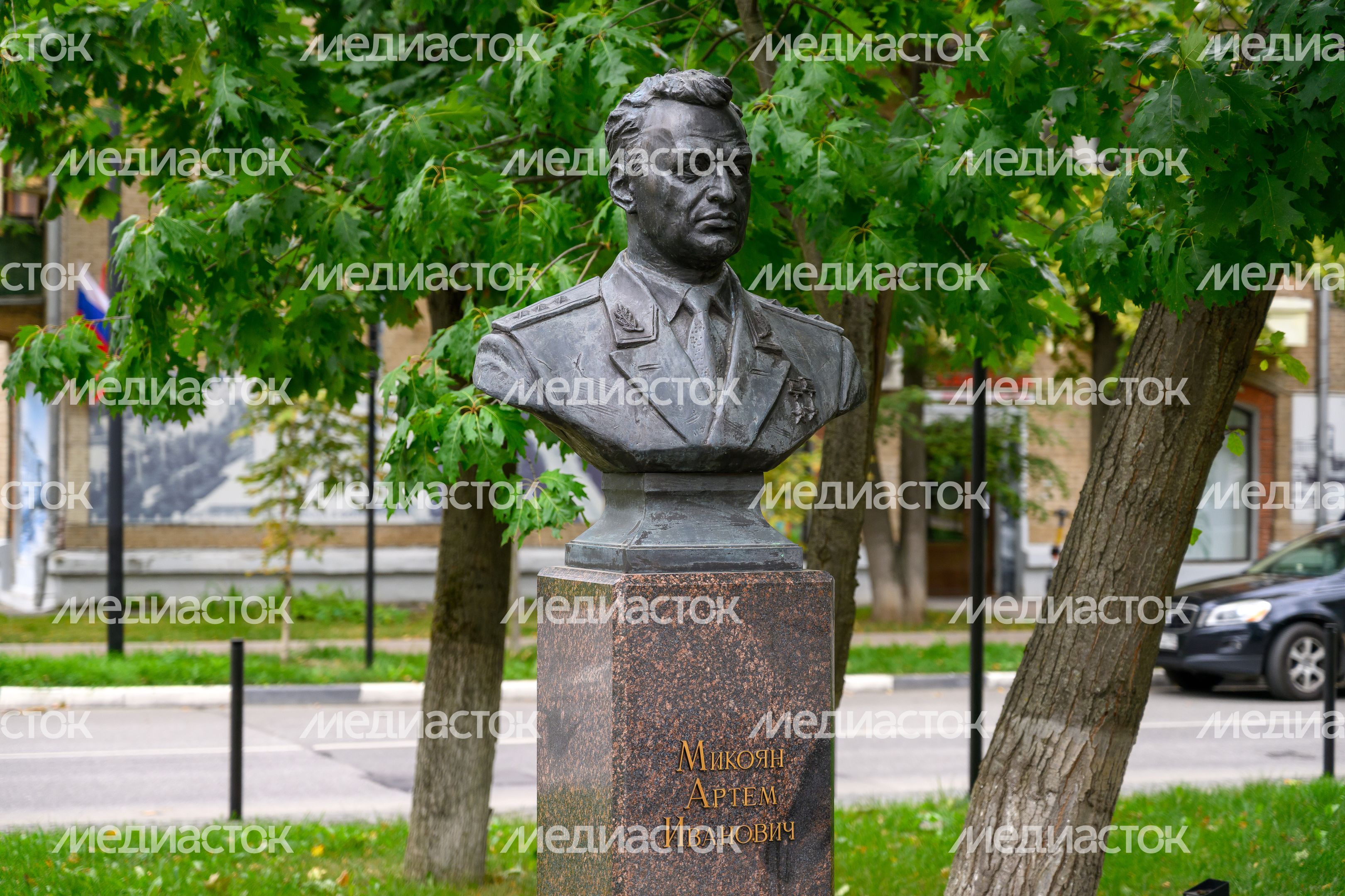 Бюст Артема Ивановича Микояна на аллее «Создатели авиации России» в Жуковском Бюст Артема Ивановича Микояна на аллее «Создатели авиации России» в Жуковском