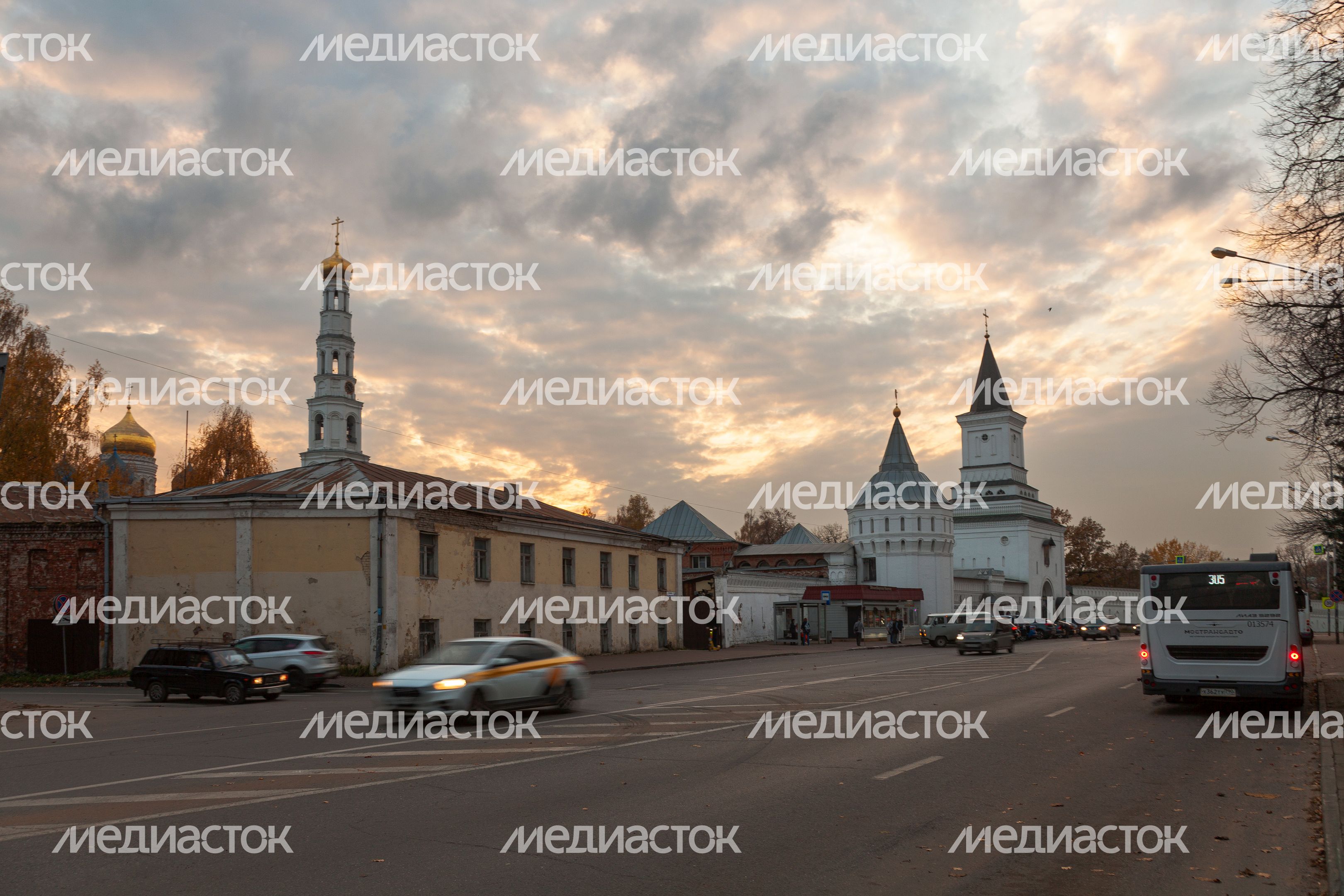 Осенний закат над Николо-Угрешским монастырем города Дзержинский округа Люберцы Осенний закат над Николо-Угрешским монастырем города Дзержинский округа Люберцы