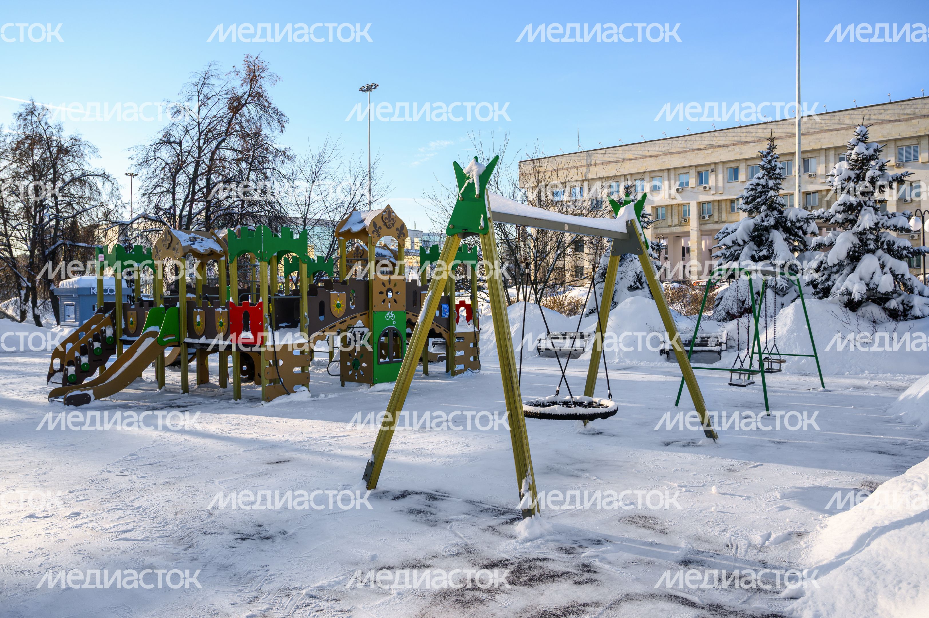 Детская площадка в Люберецком центральном парке культуры и отдыха зимой Детская площадка в Люберецком центральном парке культуры и отдыха зимой