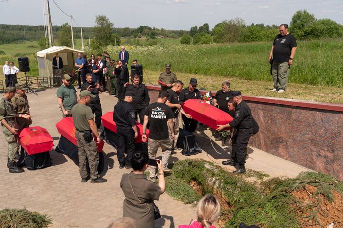 Перезахоронение солдат ВОВ в деревне Ельня