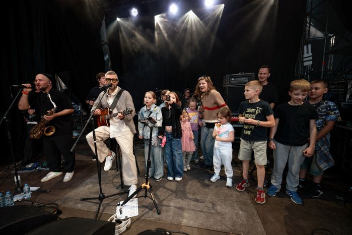 Рок-группа Uma2rman на закрытии фестиваля «Каникулы» в музее-заповеднике «Горки Ленинские»