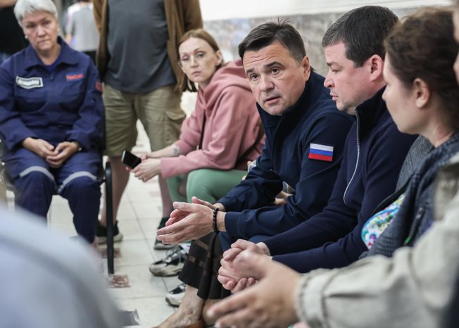 Андрей Воробьев встретился с жителями домов, поврежденных при атаке БПЛА