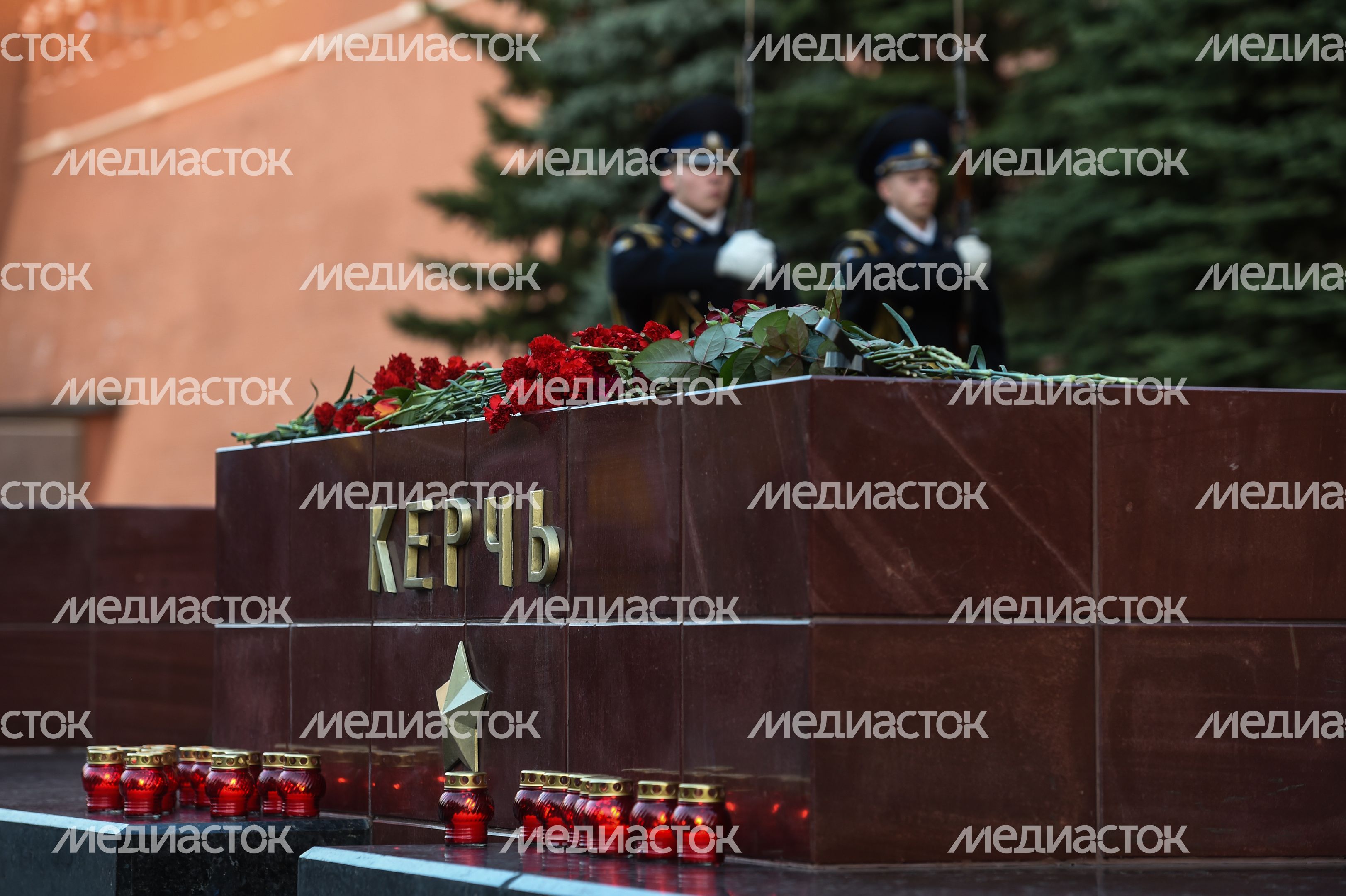 Возложение цветов к мемориалу города Керчь в Москве Возложение цветов к мемориалу города Керчь в Москве