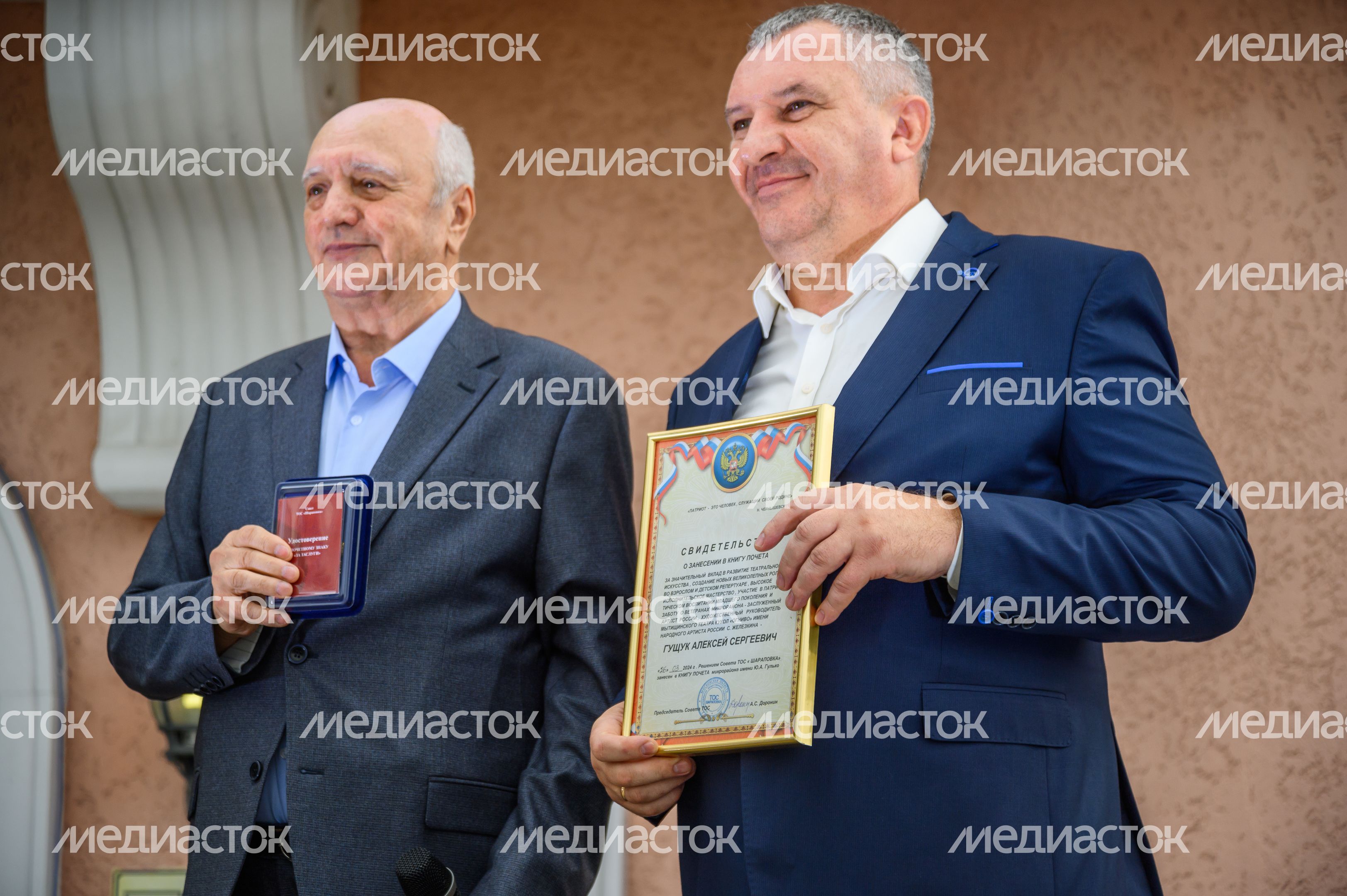 Руководитель театра "Огниво" Алексей Гущук получил свидетельство о занесении в Книгу почета микрорайона Руководитель театра "Огниво" Алексей Гущук получил свидетельство о занесении в Книгу почета микрорайона