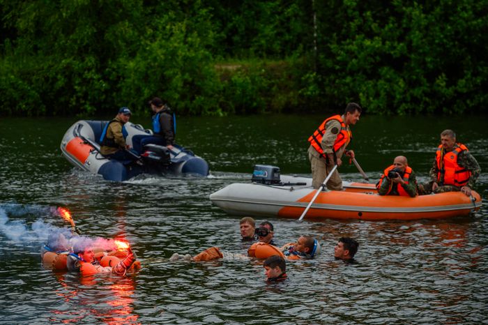 Тренировка космонавтов по действиям после посадки на воду в Ногинске