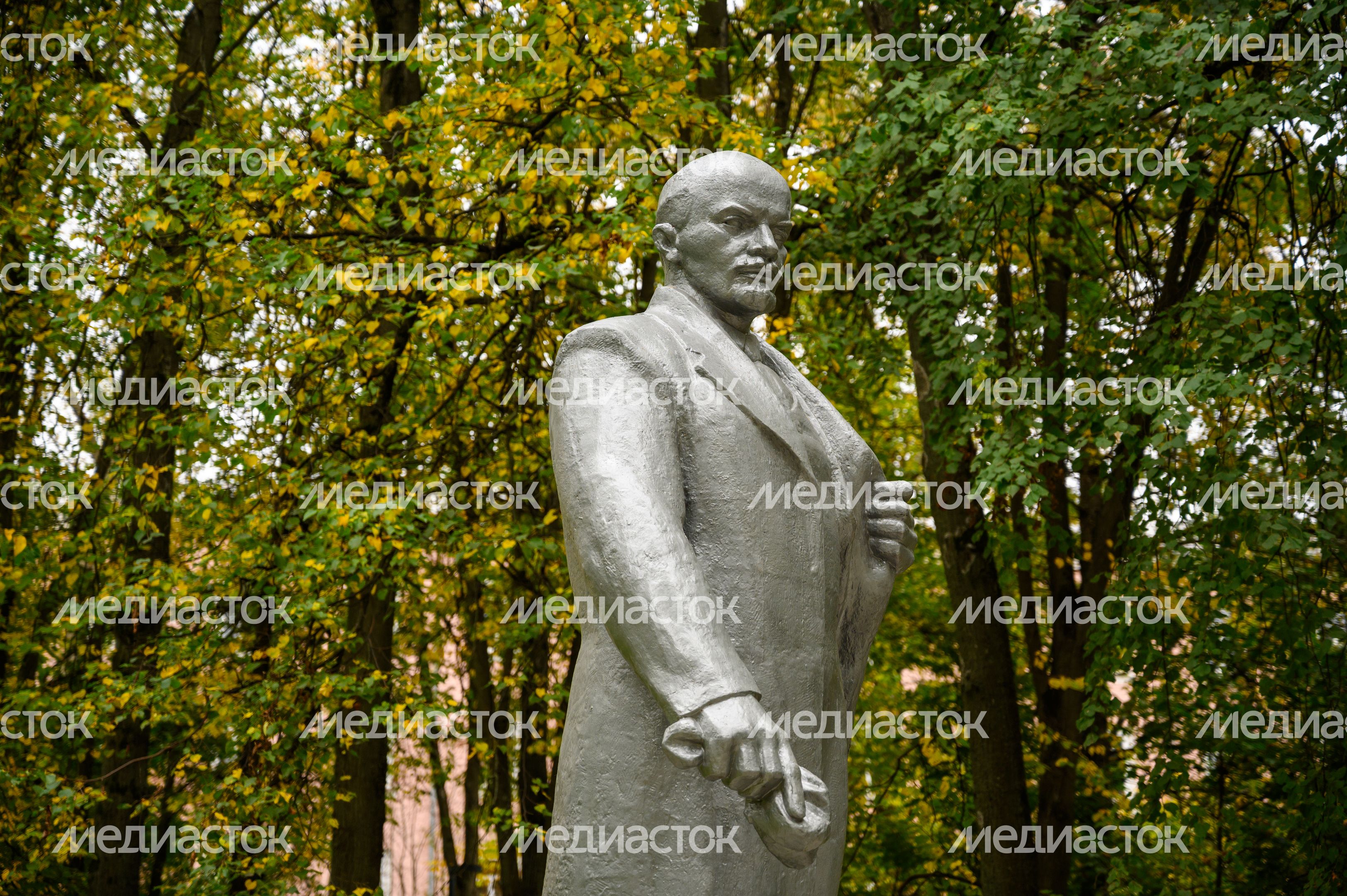 Памятник В.И. Ленину в сквере на улице Крупешина в Балашихе Памятник В.И. Ленину в сквере на улице Крупешина в Балашихе