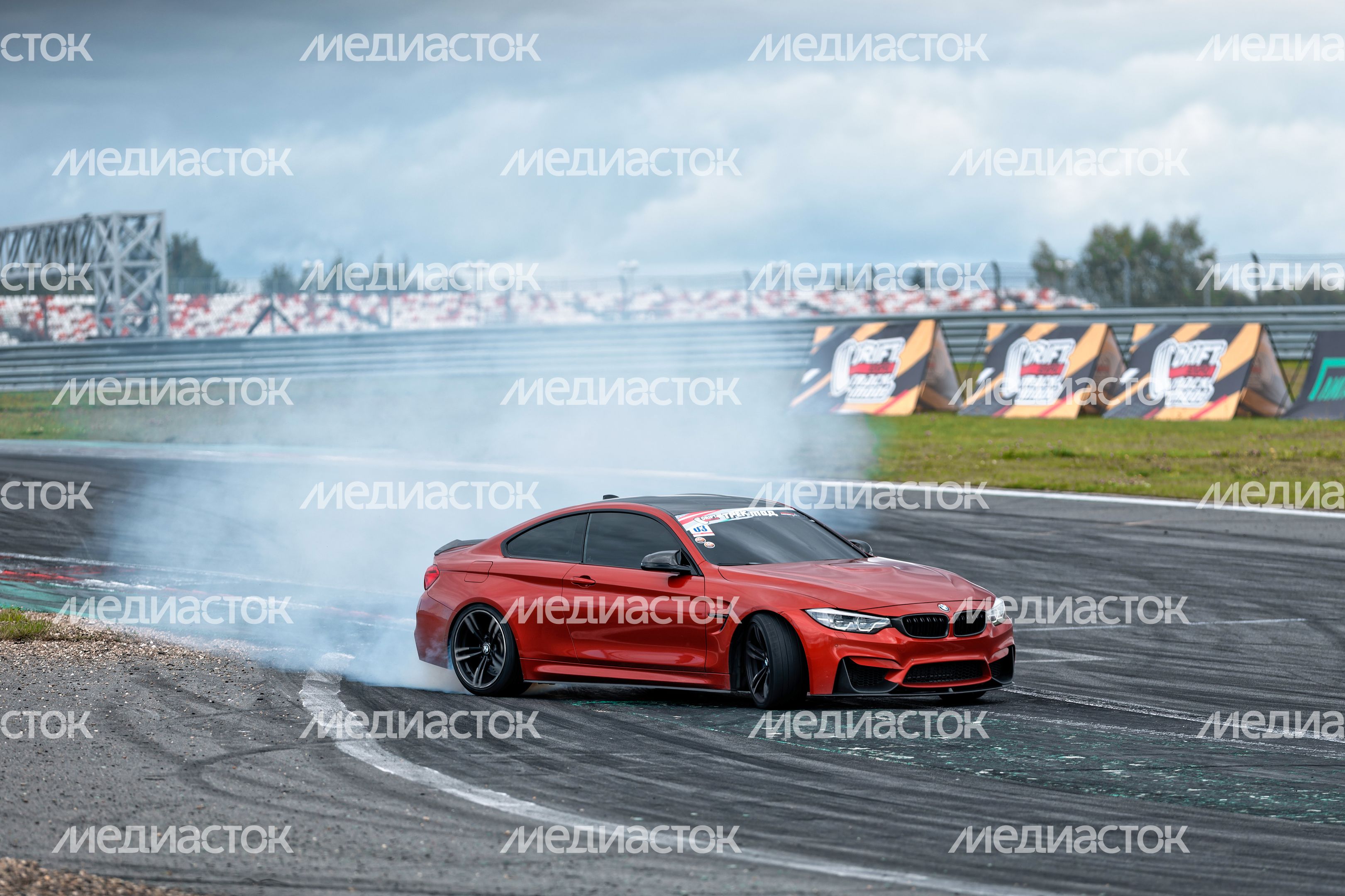 Дрифт-гонка автомобилей по автодрому Moscow Raceway на фестивале «Дрифт Экспо» в Волоколамске Дрифт-гонка автомобилей по автодрому Moscow Raceway на фестивале «Дрифт Экспо» в Волоколамске