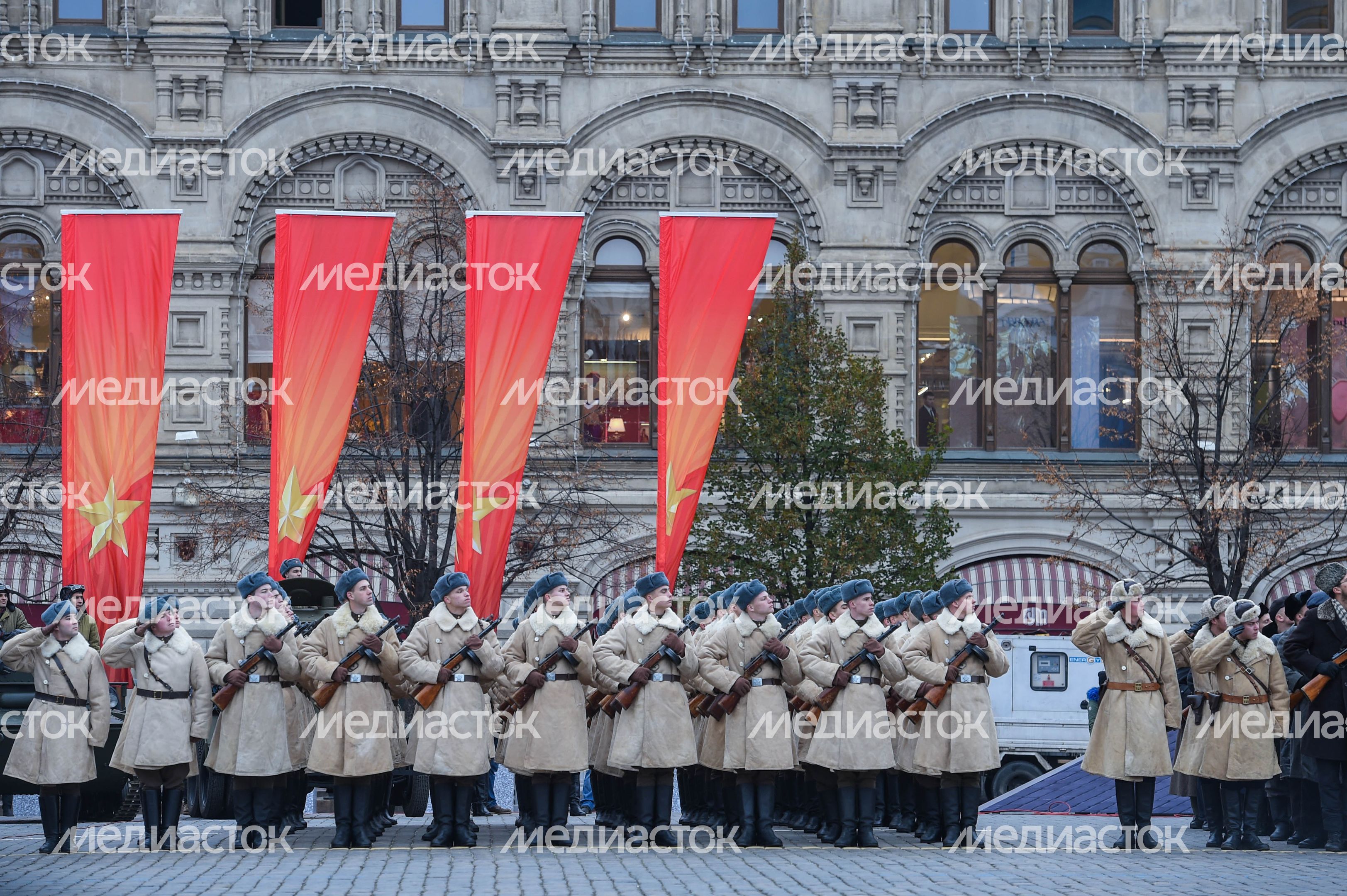 Торжественный марш в честь парада 1941 года на Красной площади в Москве