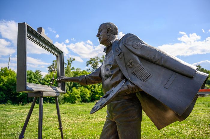 Памятник космонавту Алексею Леонову в ЖК «Лукино-Варино» поселка Свердловский округа Лосино-Петровский
