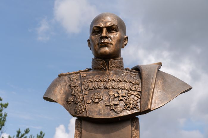 Лотошино. Памятник генералу Д.Д. Лелюшенко